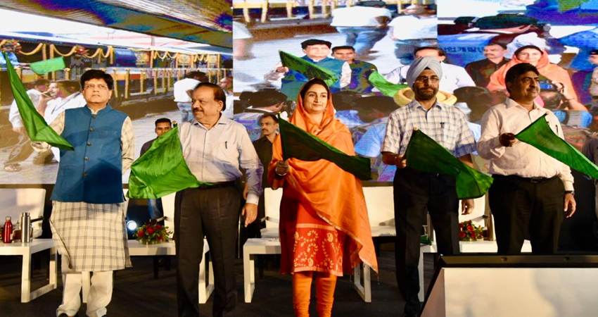 रेल मंत्री ने ''सरबत द भल्ला एक्स्प्रेस'' को दिखाई हरी झंडी, ये मंत्री भी रहे मौजूद रेल मंत्री ने ''सरबत द भल्ला एक्स्प्रेस'' को दिखाई हरी झंडी, ये मंत्री भी रहे मौजूद