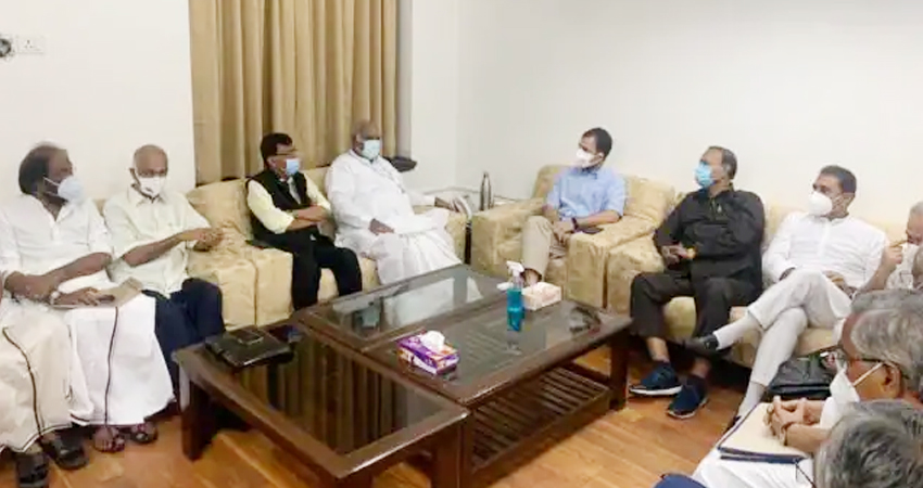 पेगासस पर सरकार को घरेने की राहुल ने बनाई रणनीति, विपक्षी नेताओं से की चर्चा पेगासस पर सरकार को घरेने की राहुल ने बनाई रणनीति, विपक्षी नेताओं से की चर्चा
