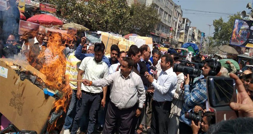 व्यापारियों ने चीनी सामान की जलाई होली, करोड़ों का माल जलकर राख व्यापारियों ने चीनी सामान की जलाई होली, करोड़ों का माल जलकर राख