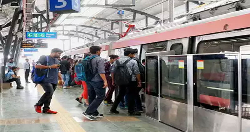Metro: पिंक लाइन रूट पर यात्रियों को उठानी पड़ रही परेशानी, नए साल के दूसरे दिन फिर आई खराबी Metro: पिंक लाइन रूट पर यात्रियों को उठानी पड़ रही परेशानी, नए साल के दूसरे दिन फिर आई खराबी