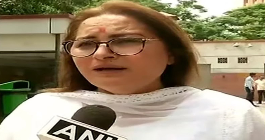 सुषमा स्वराज को श्रद्धांजलि देते वक्त जया पर्दा के साथ हुई धक्का मुक्की, देखें तस्वीरें सुषमा स्वराज को श्रद्धांजलि देते वक्त जया पर्दा के साथ हुई धक्का मुक्की, देखें तस्वीरें