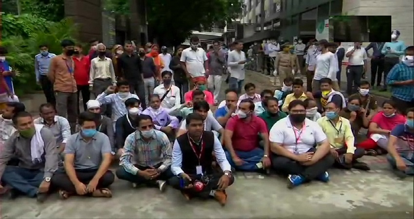 पत्रकार विक्रम जोशी की हत्या के खिलाफ विरोध प्रदर्शन, परिवार को आर्थिक सहायता की घोषणा पत्रकार विक्रम जोशी की हत्या के खिलाफ विरोध प्रदर्शन, परिवार को आर्थिक सहायता की घोषणा