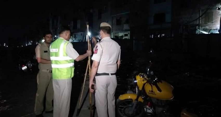 Delhi Crime: दो पक्षों के बीच विवाद में चली ताबड़तोड़ गोलियां, बचाव को आई पुलिस पर हुआ पथराव Delhi Crime: दो पक्षों के बीच विवाद में चली ताबड़तोड़ गोलियां, बचाव को आई पुलिस पर हुआ पथराव