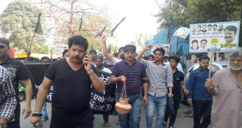 दिल्लीः व्यापारियों ने निकाली सीलिंग की शवयात्रा, विरोध में गठित करेंगे कमेटी दिल्लीः व्यापारियों ने निकाली सीलिंग की शवयात्रा, विरोध में गठित करेंगे कमेटी