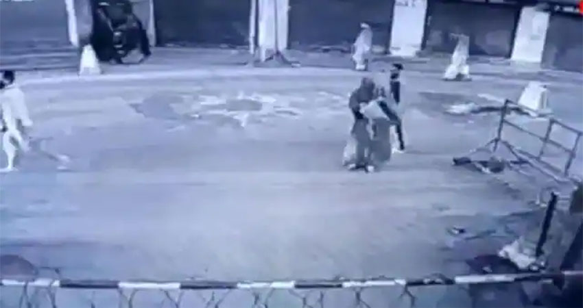 हिजाब वाली आतंकी: कश्मीर में महिला ने CRPF बंकर पर फेंका पेट्रोल बम हिजाब वाली आतंकी: कश्मीर में महिला ने CRPF बंकर पर फेंका पेट्रोल बम