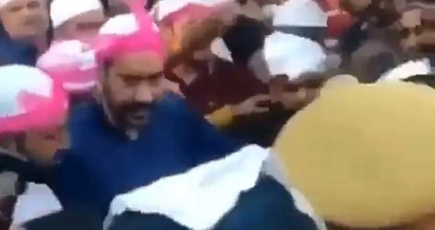 अजमेर शरीफ की दरगाह पर बेटे के साथ हुई धक्का-मुक्की पर भड़के अजय देवगन, सामने आया Video अजमेर शरीफ की दरगाह पर बेटे के साथ हुई धक्का-मुक्की पर भड़के अजय देवगन, सामने आया Video