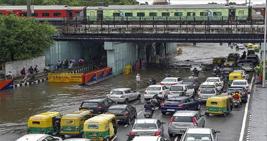 दिल्ली में भारी बारिश के कारण लगा जाम, जलभराव से बढ़ी परेशानी दिल्ली में भारी बारिश के कारण लगा जाम, जलभराव से बढ़ी परेशानी