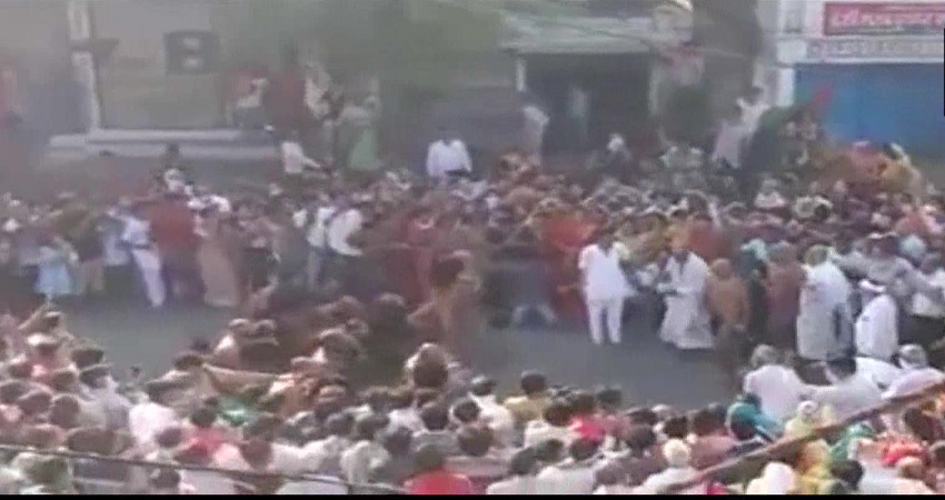मध्यप्रदेश: जैन धर्मगुरु के स्वागत में सड़कों पर आए सैंकड़ो लोग, उड़ाई सोशल डिस्टेंसिंग की धज्जियां मध्यप्रदेश: जैन धर्मगुरु के स्वागत में सड़कों पर आए सैंकड़ो लोग, उड़ाई सोशल डिस्टेंसिंग की धज्जियां