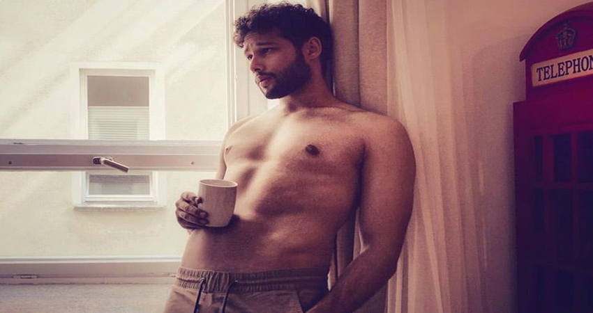 मिलिंद सोमन के बाद अब सिद्धांत चतुर्वेदी हुए Shirtless, समुंद्र किनारे किया ये... मिलिंद सोमन के बाद अब सिद्धांत चतुर्वेदी हुए Shirtless, समुंद्र किनारे किया ये...
