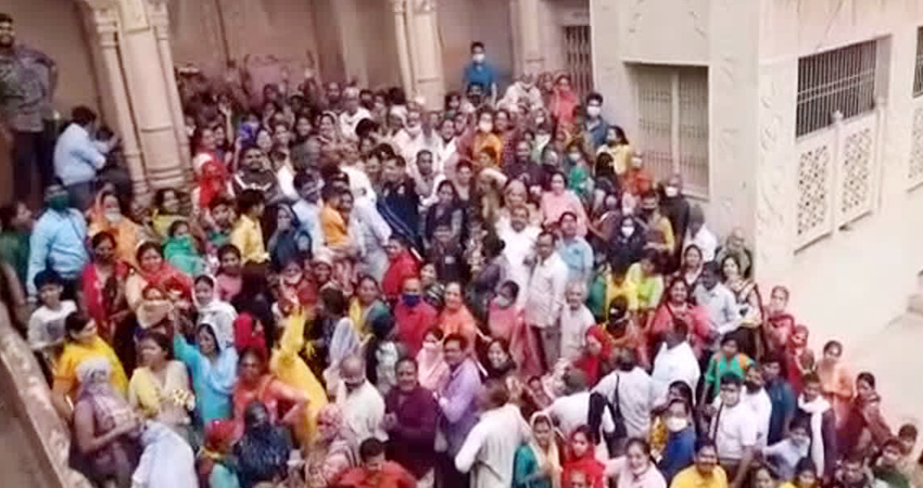 राधा रानी के दर्शन को मंदिर पहुंचे अखिलेश यादव, लगने लगे मोदी- मोदी के नारे, देखें Video राधा रानी के दर्शन को मंदिर पहुंचे अखिलेश यादव, लगने लगे मोदी- मोदी के नारे, देखें Video