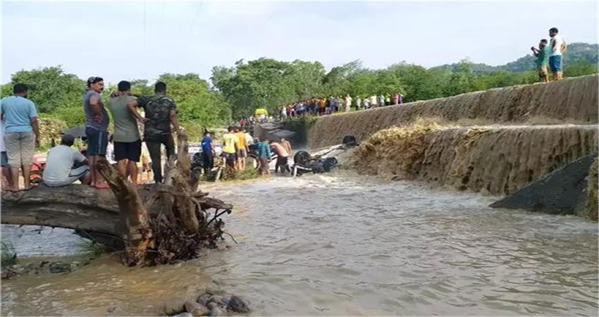 उत्तराखंडः नैनीताल में ढेला नदी में कार बहने से नौ लोगों की मौत उत्तराखंडः नैनीताल में ढेला नदी में कार बहने से नौ लोगों की मौत