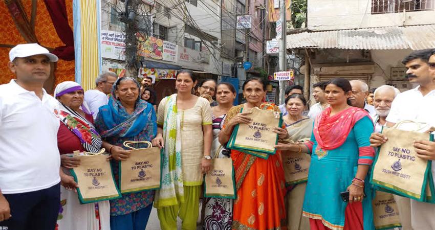 दिल्ली पुलिस ने बांटे लोगों को जूट के थैले, की ये अपील दिल्ली पुलिस ने बांटे लोगों को जूट के थैले, की ये अपील