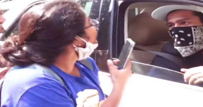 Video: जब फीमेल फैन ने विक्की से कहा मास्क हटाओ, तो एक्टर ने दिया ऐसा Reaction Video: जब फीमेल फैन ने विक्की से कहा मास्क हटाओ, तो एक्टर ने दिया ऐसा Reaction