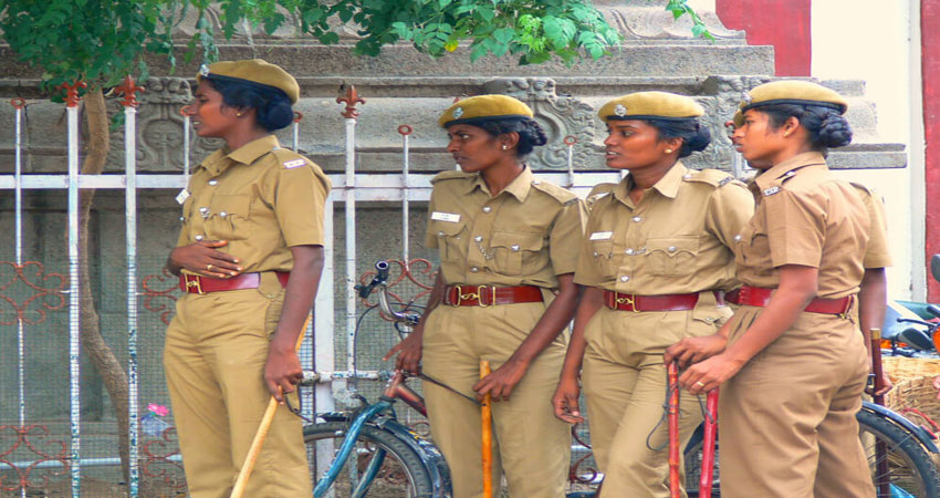 मध्य प्रदेश में जय श्रीराम ना बोलने पर महिला के साथ की गुंडागर्दी, वीडियो वायरल मध्य प्रदेश में जय श्रीराम ना बोलने पर महिला के साथ की गुंडागर्दी, वीडियो वायरल