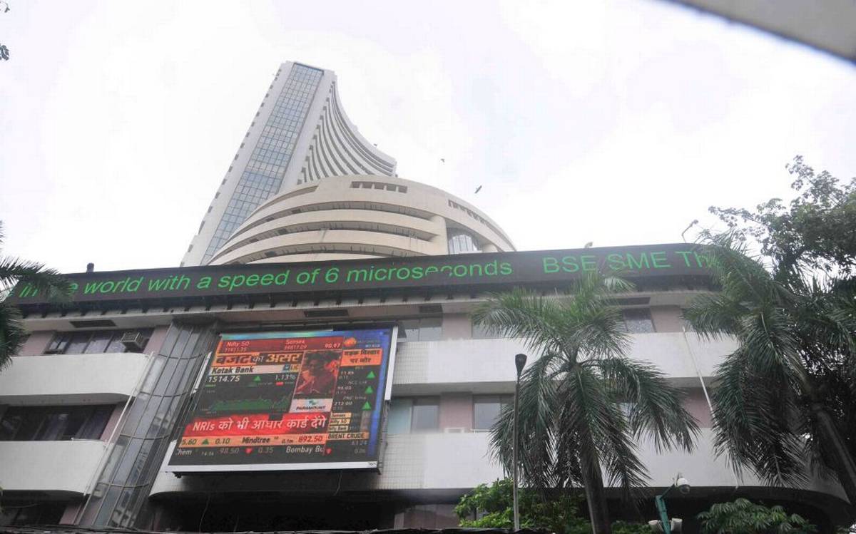 शुरुआती कारोबार में सेंसेक्स 400 अंक से अधिक टूटा, RIL में चार प्रतिशत की गिरावट शुरुआती कारोबार में सेंसेक्स 400 अंक से अधिक टूटा, RIL में चार प्रतिशत की गिरावट
