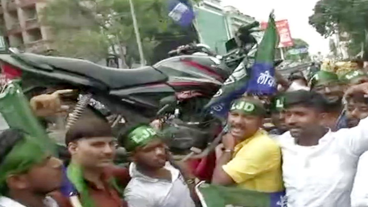 भारत बंद: प्रदर्शन के दौरान देश भर में हिंसा जारी, देखें PHOTOS भारत बंद: प्रदर्शन के दौरान देश भर में हिंसा जारी, देखें PHOTOS