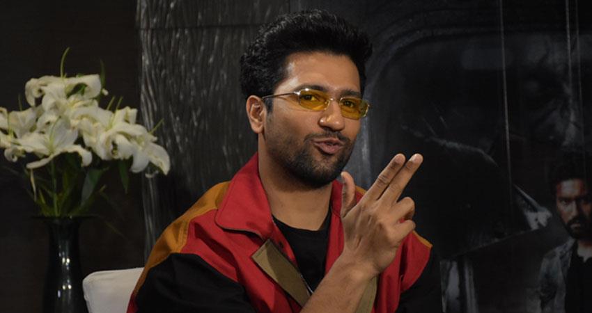 जब घर बैठे विक्की कौशल ने किया ये काम तो अर्जुन-कृति ने जमकर लिए मजे जब घर बैठे विक्की कौशल ने किया ये काम तो अर्जुन-कृति ने जमकर लिए मजे