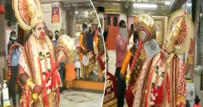 Unlock-1: दिल्ली में खुले मंदिर, भगवान हनुमान बनकर डांस करते दिखा भक्त Unlock-1: दिल्ली में खुले मंदिर, भगवान हनुमान बनकर डांस करते दिखा भक्त