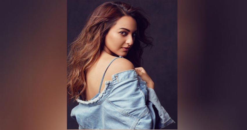 सोनाक्षी ने इस Cool अंदाज में सेल्फी की शेयर, फैंस बोले- Just Hot सोनाक्षी ने इस Cool अंदाज में सेल्फी की शेयर, फैंस बोले- Just Hot