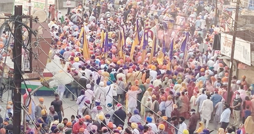 कोरोनाः नांदेड़ में होला- मोहल्ला रोकने पर निहंगों का हमला, 50 पुलिसकर्मी घायल कोरोनाः नांदेड़ में होला- मोहल्ला रोकने पर निहंगों का हमला, 50 पुलिसकर्मी घायल