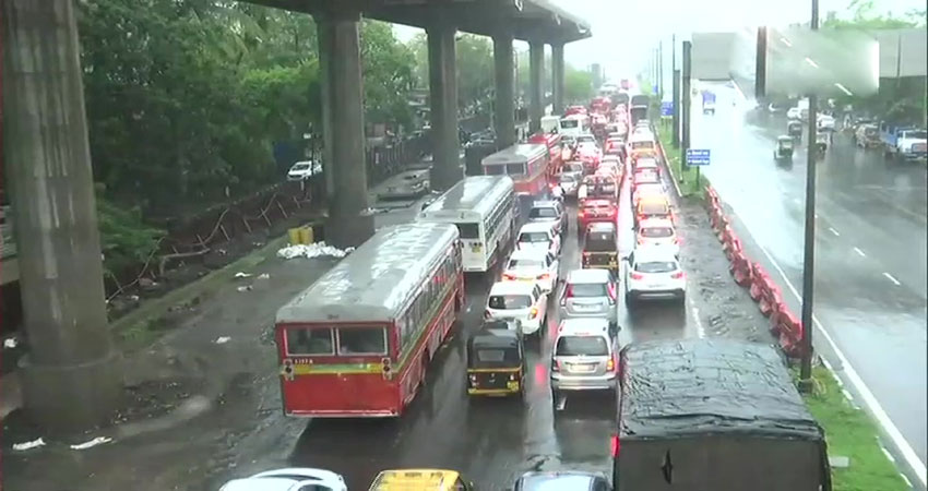 मुंबई में मानसून ने दी दस्तक, भारी बारिश के बाद लोकल ट्रेन सेवाएं निलंबित मुंबई में मानसून ने दी दस्तक, भारी बारिश के बाद लोकल ट्रेन सेवाएं निलंबित