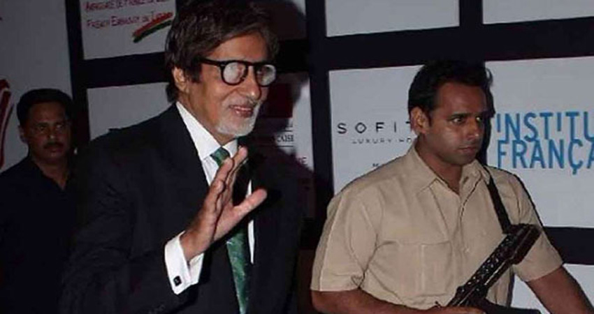 आरोपों के बाद Amitabh के बॉडीगार्ड का हुआ ट्रांसफर, सैलेरी सुनकर उड़ जाएंगे होश आरोपों के बाद Amitabh के बॉडीगार्ड का हुआ ट्रांसफर, सैलेरी सुनकर उड़ जाएंगे होश