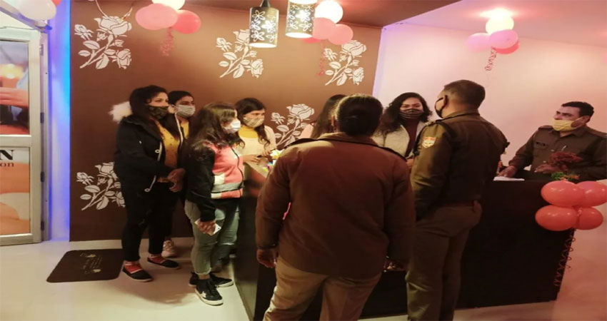 मसाज की आड़ में देह व्यापारः दो महिलाओं समेत चार आरोपी गिरफ्तार मसाज की आड़ में देह व्यापारः दो महिलाओं समेत चार आरोपी गिरफ्तार