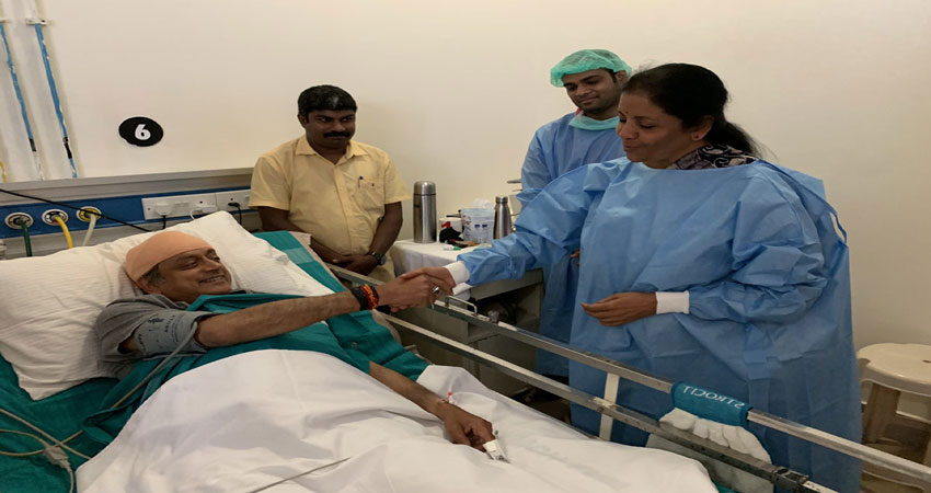 राजनीति से हटकर घायल थरूर से अस्पताल में मिलने पहुंची रक्षामंत्री सीतारमण राजनीति से हटकर घायल थरूर से अस्पताल में मिलने पहुंची रक्षामंत्री सीतारमण