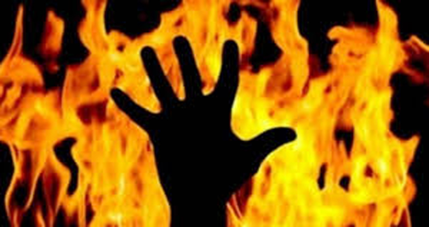 महाराष्ट्र: दलित महिला को केरोसिन डाल जिंदा जलाया, अस्पताल में मौत महाराष्ट्र: दलित महिला को केरोसिन डाल जिंदा जलाया, अस्पताल में मौत