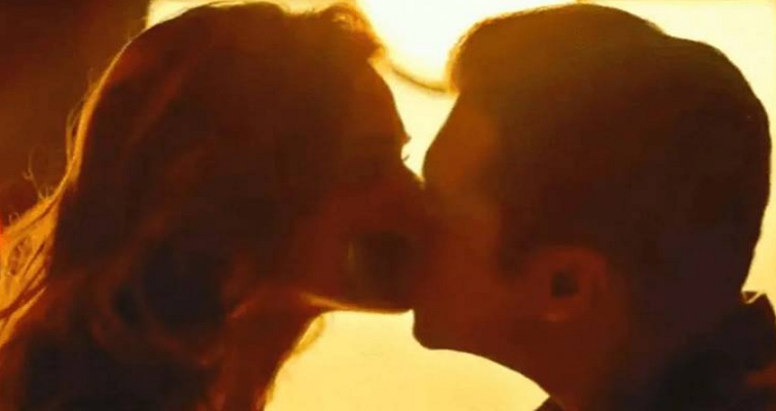 टेप लगाकर किया सलमान खान ने दिशा पटानी को Kiss, तस्वीर में चल रहा साफ पता टेप लगाकर किया सलमान खान ने दिशा पटानी को Kiss, तस्वीर में चल रहा साफ पता