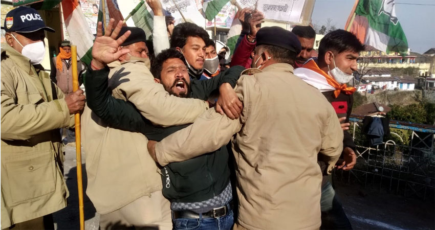 कांग्रेस कार्यकर्ताओं ने किया मुख्यमंत्री के काफिले को रोकने का प्रयास, की नारेबाजी कांग्रेस कार्यकर्ताओं ने किया मुख्यमंत्री के काफिले को रोकने का प्रयास, की नारेबाजी