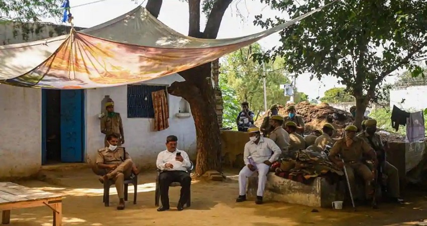 आरोपियों के मोबाइल कॉल की डिटेल से खुलेगा हाथरस केस का राज, लोकेशन ट्रेस करने में जुटीं टीमें आरोपियों के मोबाइल कॉल की डिटेल से खुलेगा हाथरस केस का राज, लोकेशन ट्रेस करने में जुटीं टीमें