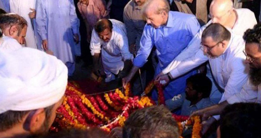 नवाज शरीफ की पत्नी के अंतिम संस्कार में नहीं शामिल हुए दोनों बेटे, आवास में किया गया दफन नवाज शरीफ की पत्नी के अंतिम संस्कार में नहीं शामिल हुए दोनों बेटे, आवास में किया गया दफन