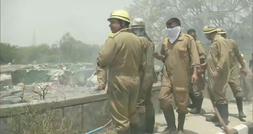 दिल्ली: ललिता पार्क की झुग्गियों में लगी भीषण आग, 15 दमकल की गाड़ियां मौके पर मौजूद दिल्ली: ललिता पार्क की झुग्गियों में लगी भीषण आग, 15 दमकल की गाड़ियां मौके पर मौजूद