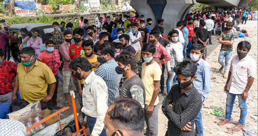 Lockown का खौफ! रेलवे स्टेशन से लेकर बस स्टैंड पर लगी प्रवासी मजदूरों की भारी भीड़ Lockown का खौफ! रेलवे स्टेशन से लेकर बस स्टैंड पर लगी प्रवासी मजदूरों की भारी भीड़