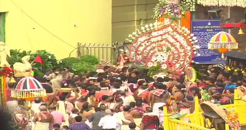 भगवान जगन्नाथ की क्या है कहानी, कौन खींचता है रथ, जानें मंदिर से जुड़ी अद्भुत बातें भगवान जगन्नाथ की क्या है कहानी, कौन खींचता है रथ, जानें मंदिर से जुड़ी अद्भुत बातें