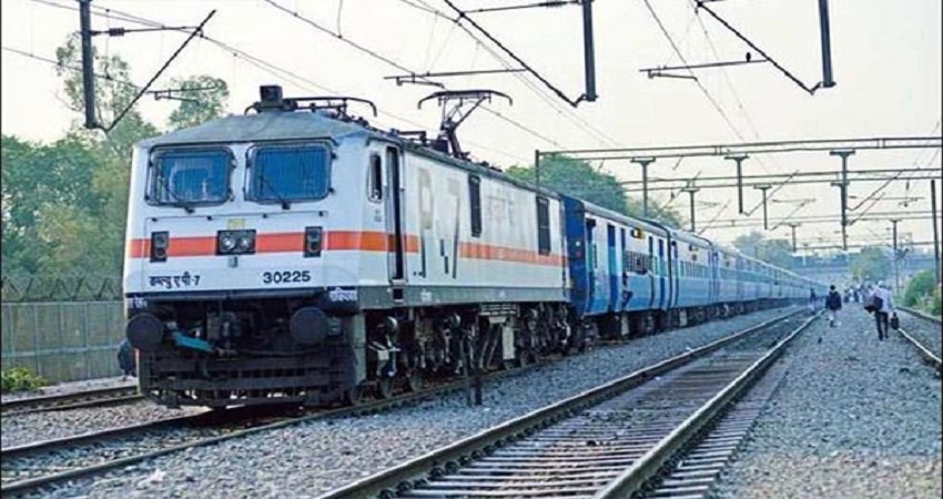 खैनी की तलब लग रही थी इसलिए चेन पुलिंग कर रोक दी ट्रेन, RPF ने काटा चालान खैनी की तलब लग रही थी इसलिए चेन पुलिंग कर रोक दी ट्रेन, RPF ने काटा चालान