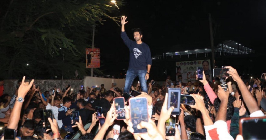 बाइक से गेटी गैलेक्सी पहुंचे कार्तिक आर्यन को फैन्स की भीड़ ने घेरा बाइक से गेटी गैलेक्सी पहुंचे कार्तिक आर्यन को फैन्स की भीड़ ने घेरा