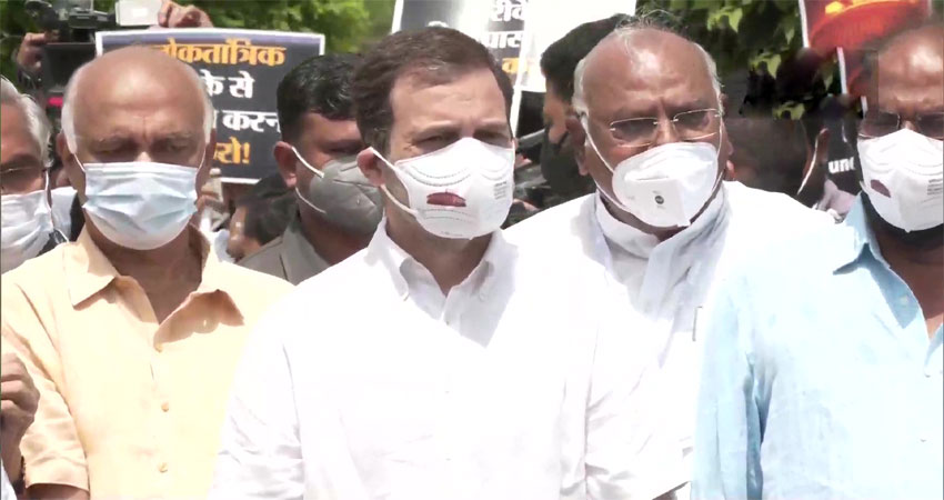 केंद्र के खिलाफ राहुल गांधी का आरोप- राज्यसभा में सांसदों की हुई पिटाई केंद्र के खिलाफ राहुल गांधी का आरोप- राज्यसभा में सांसदों की हुई पिटाई