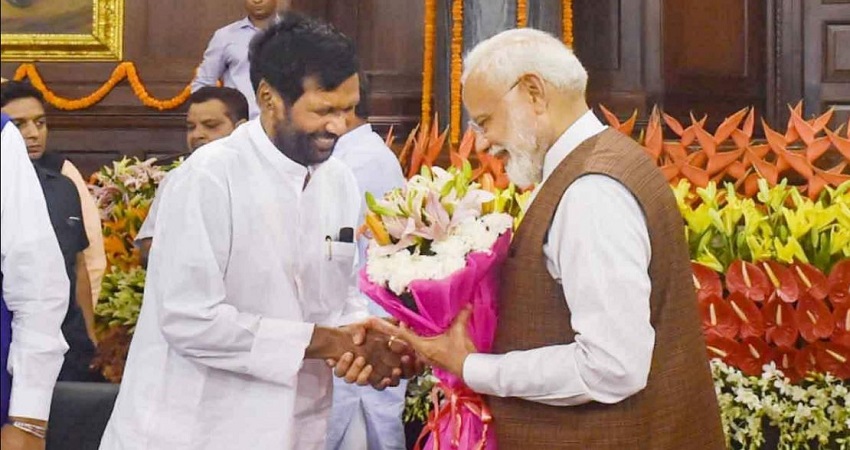 देश के 6 प्रधानमंत्रियों के साथ काम कर चुके रामविलास पासवान ने राजनीति में बनाया इतिहास... देश के 6 प्रधानमंत्रियों के साथ काम कर चुके रामविलास पासवान ने राजनीति में बनाया इतिहास...