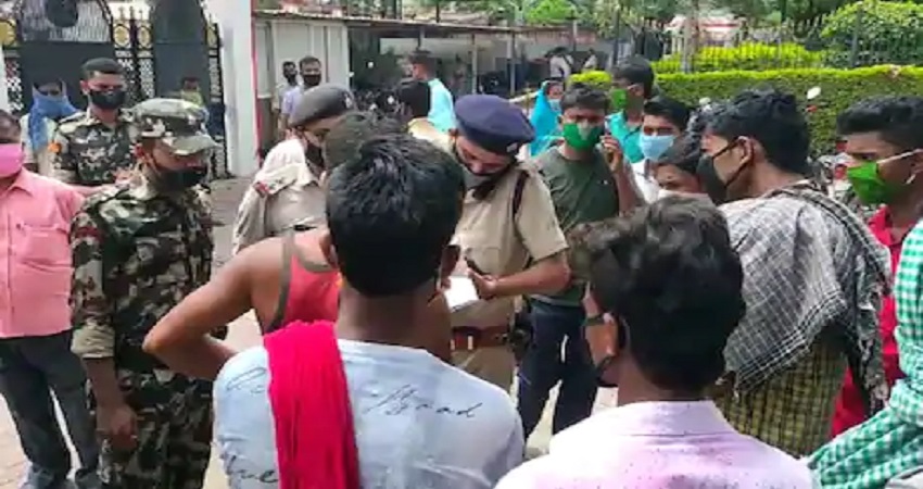भारत- नेपाल के बीच बढ़ा तनाव, बिहार बॉर्डर पर फायरिंग में 4 भारतीयों को लगी गोली, 1 की मौत भारत- नेपाल के बीच बढ़ा तनाव, बिहार बॉर्डर पर फायरिंग में 4 भारतीयों को लगी गोली, 1 की मौत