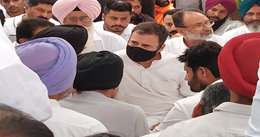 पंजाब: मूसा गांव पहुंच सिद्धू मूसेवाला के परिवार से मिले राहुल गांधी पंजाब: मूसा गांव पहुंच सिद्धू मूसेवाला के परिवार से मिले राहुल गांधी