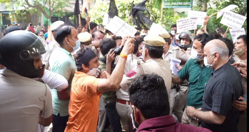 सिसोदिया ने BJP पर लगाया स्कूल में तोड़-फोड़ का आरोप, पूछा- पढ़ने लिखने से इतनी चिढ़ क्यों सिसोदिया ने BJP पर लगाया स्कूल में तोड़-फोड़ का आरोप, पूछा- पढ़ने लिखने से इतनी चिढ़ क्यों