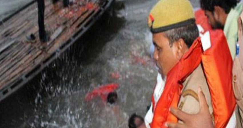 अटल बिहारी वाजपेयी के अस्थि विसर्जन के दौरान नदी में गिरे भाजपा नेता, मचा हड़कंप अटल बिहारी वाजपेयी के अस्थि विसर्जन के दौरान नदी में गिरे भाजपा नेता, मचा हड़कंप