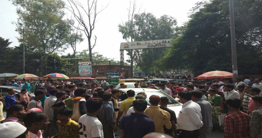 महिला डॉक्टर से मरीज ने की बदसलूकी, गुस्साए डॉक्टरों ने काम किया बंद महिला डॉक्टर से मरीज ने की बदसलूकी, गुस्साए डॉक्टरों ने काम किया बंद