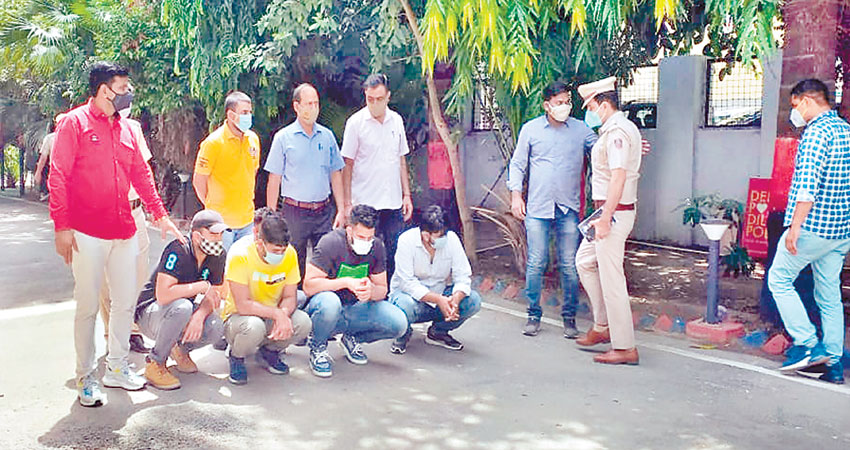 पूर्वी दिल्ली में फर्जी कॉल सेंटर पकड़ा, 12 महिलाओं सहित 84 गिरफ्तार पूर्वी दिल्ली में फर्जी कॉल सेंटर पकड़ा, 12 महिलाओं सहित 84 गिरफ्तार