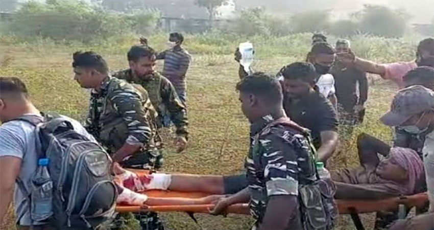 छत्तीसगढ़ः CRPF शिविर में गोलीबारी, चार जवानों की मौत, तीन अन्य घायल छत्तीसगढ़ः CRPF शिविर में गोलीबारी, चार जवानों की मौत, तीन अन्य घायल