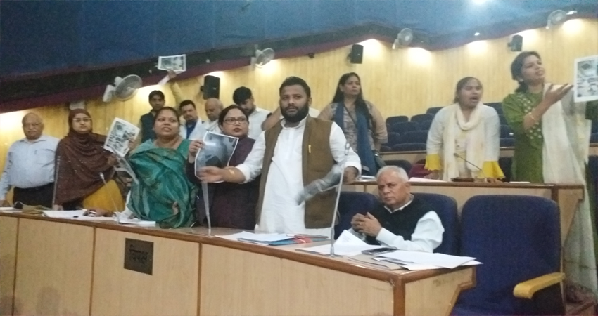MCD स्कूल की छत गिरने पर AAP पार्षदों ने BJP के खिलाफ सदन में काटा हंगामा MCD स्कूल की छत गिरने पर AAP पार्षदों ने BJP के खिलाफ सदन में काटा हंगामा