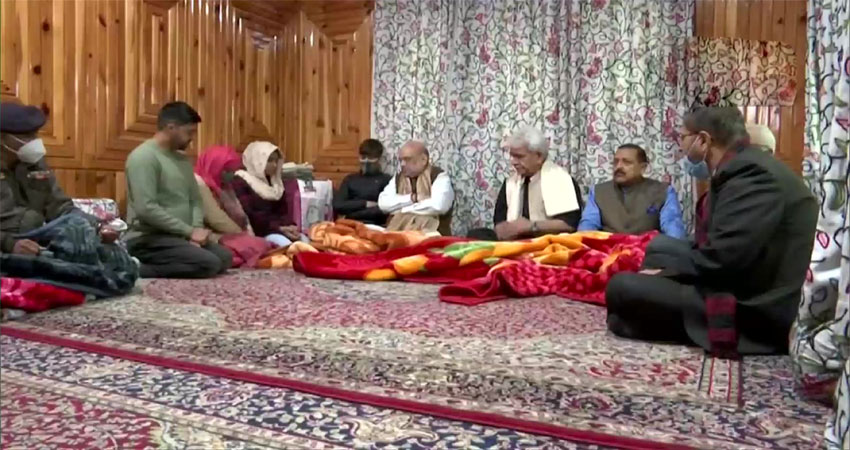 कश्मीर के शहीद पुलिसकर्मी के परिजनों से मिले अमित शाह, कहा- पूरा देश आपके साथ कश्मीर के शहीद पुलिसकर्मी के परिजनों से मिले अमित शाह, कहा- पूरा देश आपके साथ