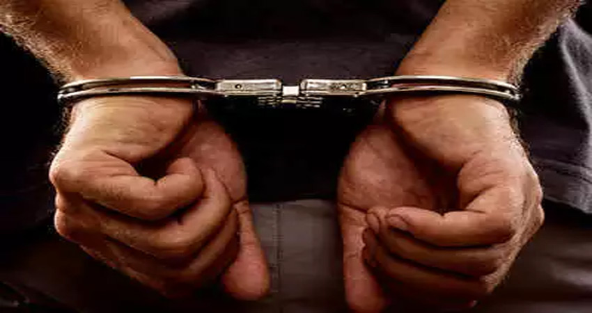 आंख में मिर्ची पाउडर डाल कर लूट रहे थे लाखों, भीड़ ने जमकर पीटा आंख में मिर्ची पाउडर डाल कर लूट रहे थे लाखों, भीड़ ने जमकर पीटा